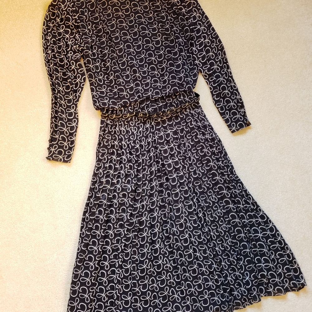 VTG EUC Liz Claiborne White/Black Belted Dress w/Pleated Skirt. Size 12P. - Picture 3 of 4